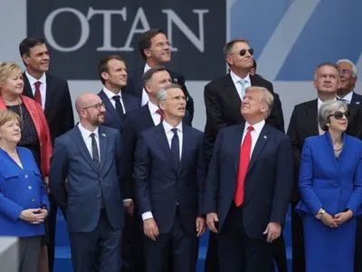 Меркель и Мэй появились на саммите НАТО в нарядах одинакового цвета