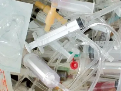 Столичні лікарні утилізовують медичні відходи через посередників