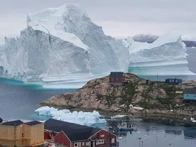 У Гренландії через величезний айсберг евакуювали село
