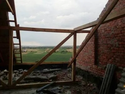 Непогода повалила деревья и повредила крыши в Тернопольской области
