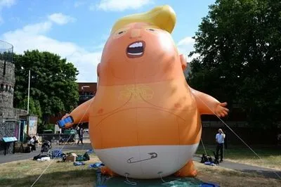 В Лондоне к приезду президента США установили 6-метрового "Бейби-Трампа"