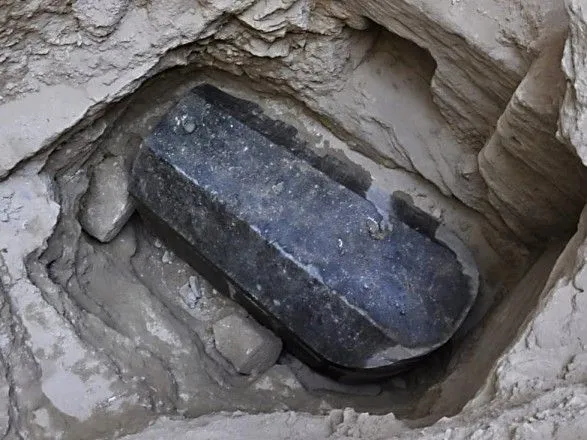 u-yegipti-vidkriyut-granitniy-sarkofag-yakiy-lezhav-nedotorkanim-bilshe-2-tisyach-rokiv