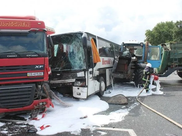 Під Хмельницьким зіткнулися трактор, автобус і вантажівка: є постраждалі