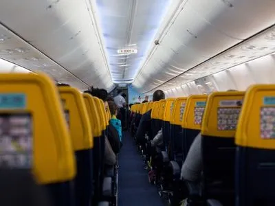 Близько 30 пасажирів постраждали через падіння тиску у літаку Ryanair
