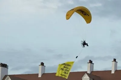 У Шотландії парапланерист пролетів над курортом Трампа з протестним плакатом