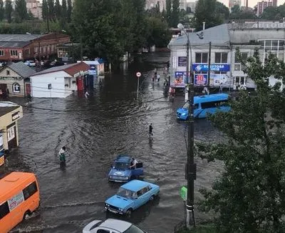 Ливень в Хмельницком: дороги превратились в реки