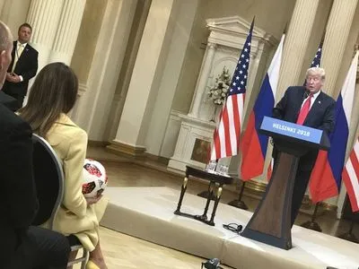 Сыграли в пас: Трамп бросил Мелании мяч, подаренный Путиным