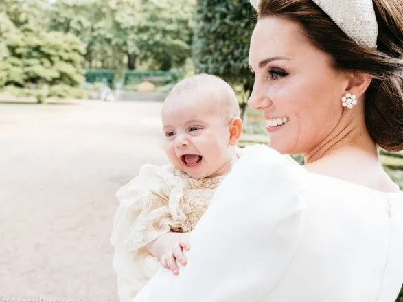 Королевская семья опубликовала официальные фото с крестин принца Луи