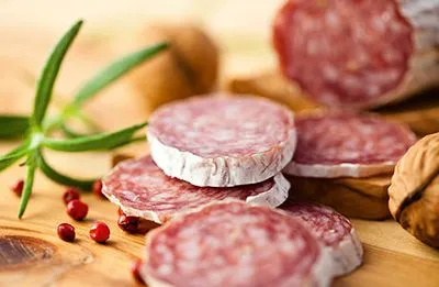 Лапа заявил о несоответствии маркировки составу мясных продуктов в украинских магазинах