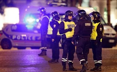 Полиция Парижа применила слезоточивый газ против хулиганов