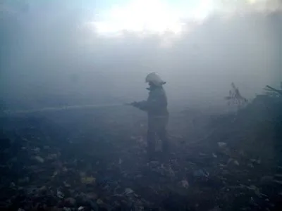 У Полтавській області вже майже добу гасять пожежу на сміттєзвалищі
