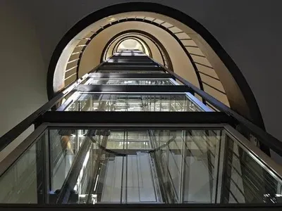 Застрявшие в лифте туристки перепутали Лиссабоны