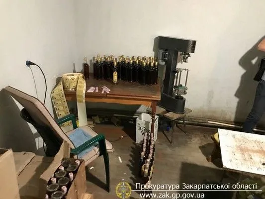 На Закарпатті вилучили більше 1100 пляшок сурогатного коньяку