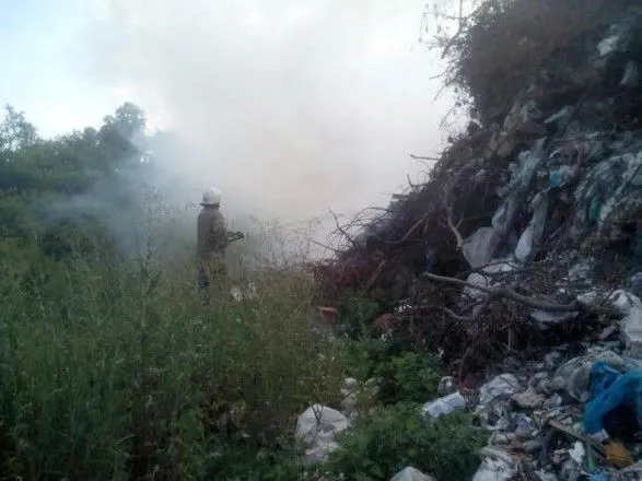 В Полтавской области продолжают тушить пожар на свалке