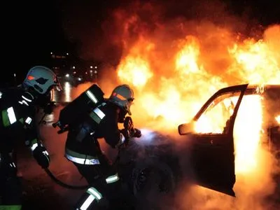 У Києві під ранок пролунали два вибухи: згоріли припарковані авто