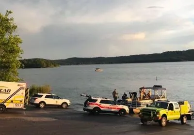 Лодка с туристами опрокинулась на озере в США: 11 погибших