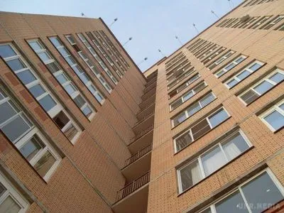 В Николаеве женщина на веревке пыталась спуститься из окна многоэтажки
