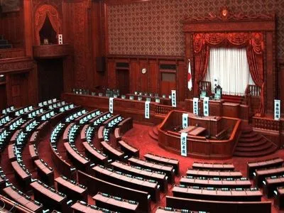 Японская оппозиция внесла в парламент резолюцию о недоверии правительству Абэ