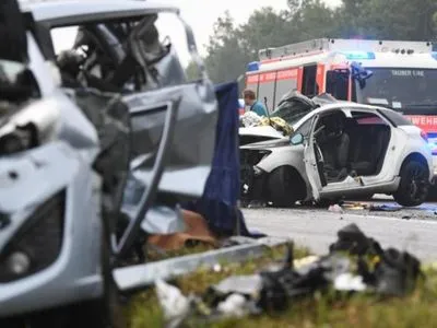 Четыре человека погибли при столкновении 10 автомобилей в Германии