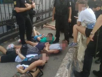 В Одессе во время столкновения между фанатами пострадали двое полицейских
