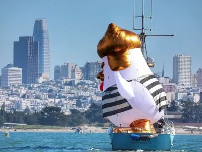 Опубликовано видео плавание фигуры цыпленка-Трампа у побережья Сан-Франциско