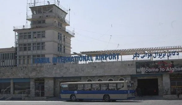 terakti-bilya-aeroportu-kabula-ziginuli-politseyski
