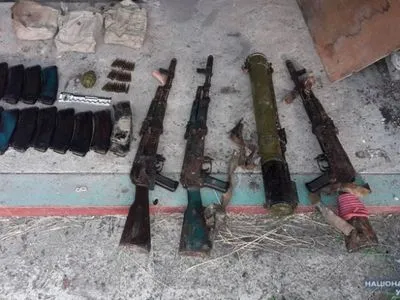 На Донеччині у місцевого мешканця знайшли арсенал зброї