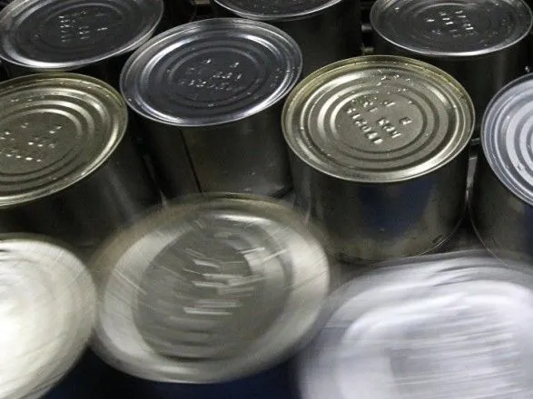 В Киеве обнаружили более 180 тонн некачественных консервов для военных
