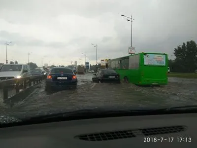 Эксперт рассказал, почему в Киеве затапливаются улицы после дождя