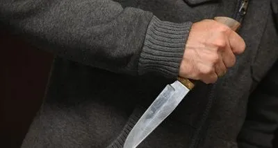 На Харківщині 17-річний юнак вдарив себе ножем у присутності матері