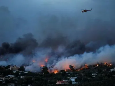 Лісові пожежі у Греції: сотні людей намагаються врятуватися у морі