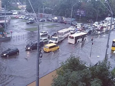 Берите байдарки: в Киеве залило дождем улицы и подземки