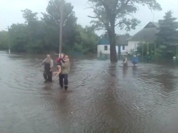 Зливи підтопили будинок на Запоріжжі: бабусю з онукою довелося евакуювати
