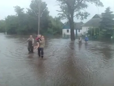 Зливи підтопили будинок на Запоріжжі: бабусю з онукою довелося евакуювати