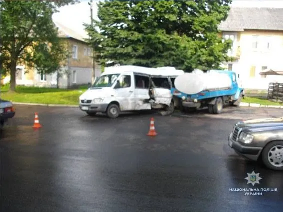 Во Львовской области столкнулись молоковоз и микроавтобус