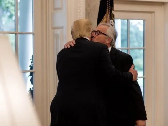 В стиле Брежнева: в США отреагировали на поцелуй Юнкером Трампа