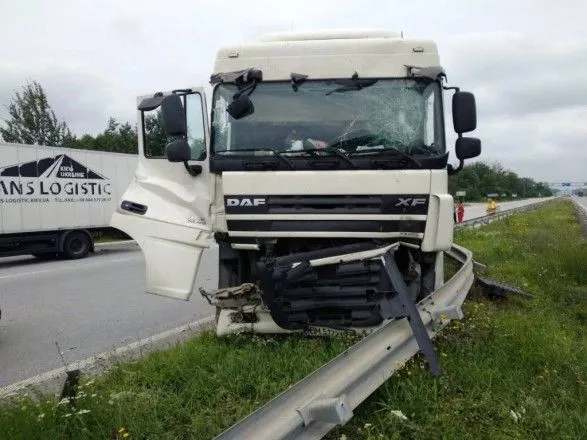 На Житомирщині сталася ДТП за участі двох вантажівок: є травмовані