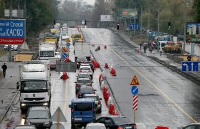 Пошкодження мосту у Києві: рух по вулиці Теліги відновлено