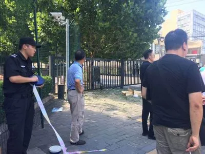 СМИ: в Пекине задержали женщину при попытке самоубийства у посольства США