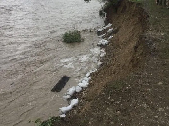 Подтопленные дома и поврежденный мост: непогода наделала беды на Прикарпатье