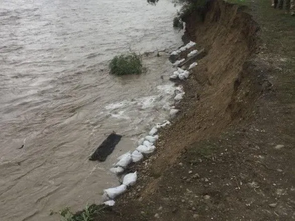 Підтоплені будинки та пошкоджений міст: негода наробила біди на Прикарпатті