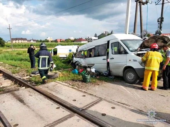 На Буковине столкнулись микроавтобус и поезд: двое погибших, семеро – в больнице