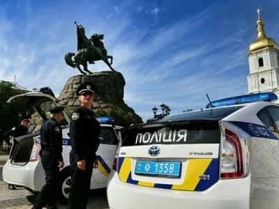 Хресна хода у Києві: поліція прибирає з маршруту руху вірян припарковані авто