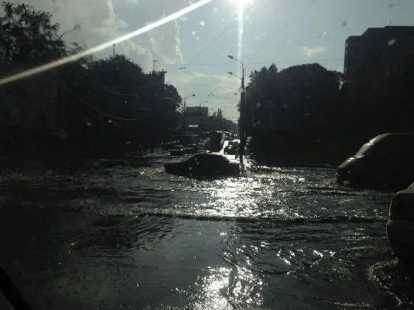 В Ровно бушевала стихия: после ливня затопило город