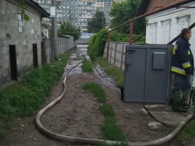 Через пошкоджений колектор з водою з метро у Дніпрі підтопило дорогу