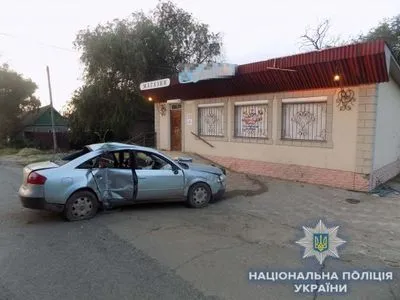 Легковушка протаранила магазин в Одесской области: человек погиб
