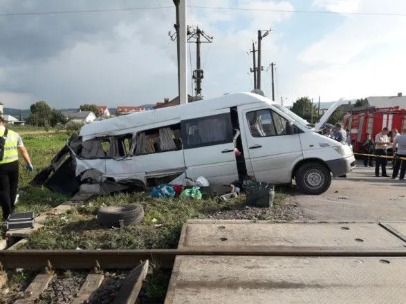 Полиция устанавливает причины столкновения маршрутки с поездом на Буковине