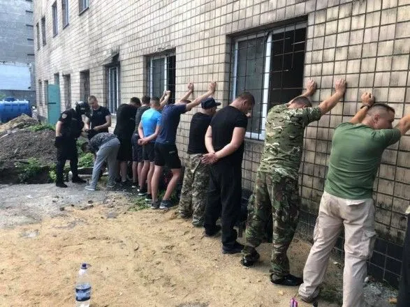 Неизвестные в камуфляже и с оружием захватили предприятие в Одессе