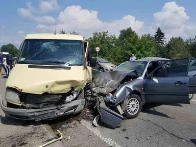 Вследствие тройного автостолкновения на Львовщине пострадали 8 человек