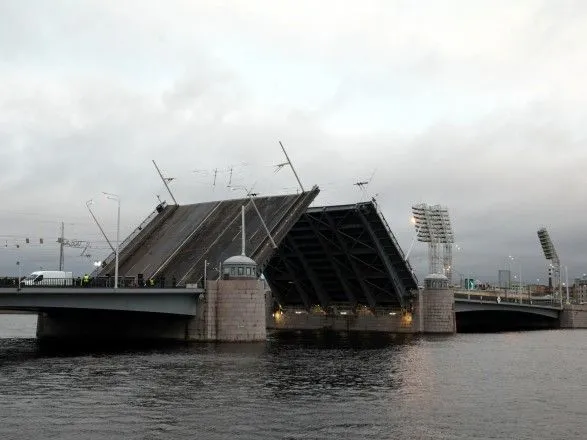 В Петербурге военный катер врезался в опору моста